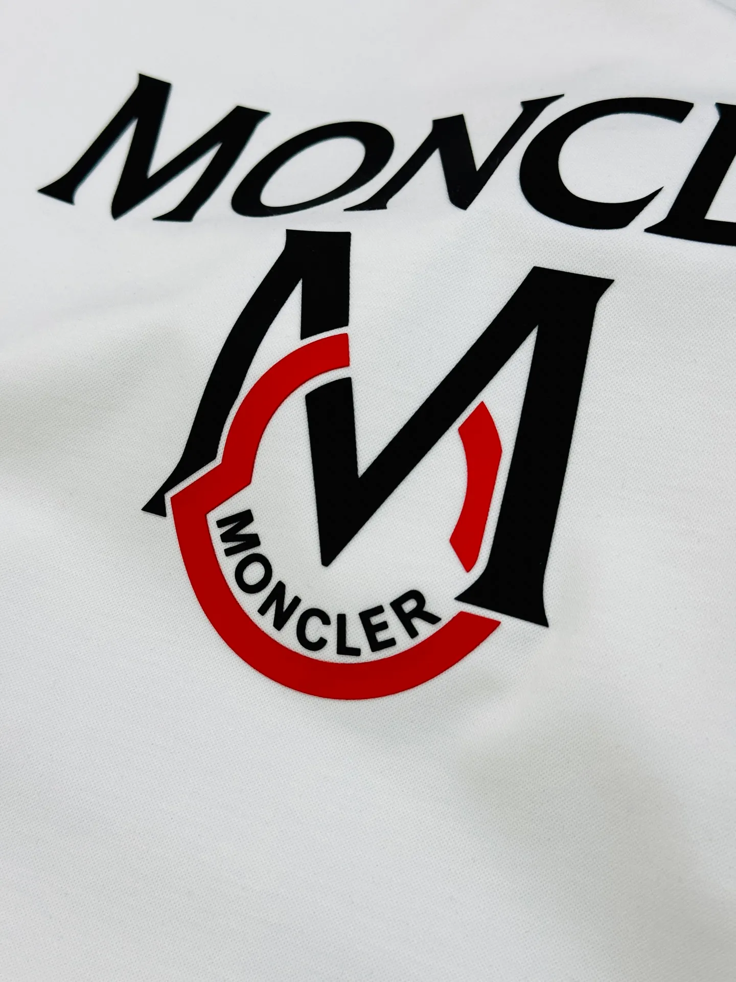 ⚜️ Moncler 26s New Arrival T . 200g . Breathable， ! Momcler . Classic . . Quality ， ， Versatile ! ：White.Black.Sizes：M-4XL ❗️（175/140 L）